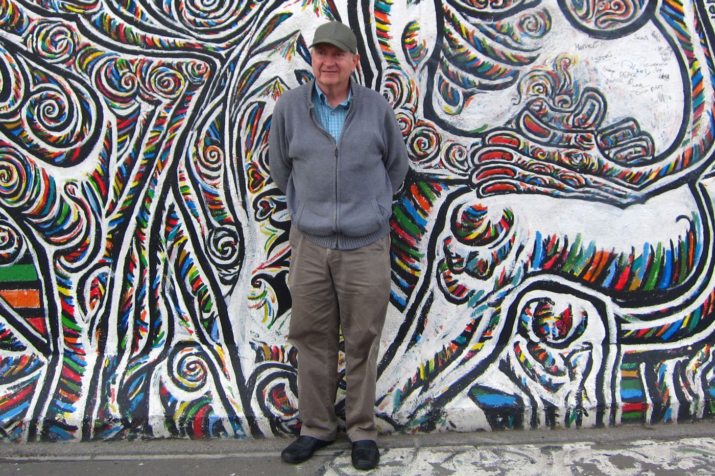 Gary-McGath-in-front-of-the-Berlin-Wall